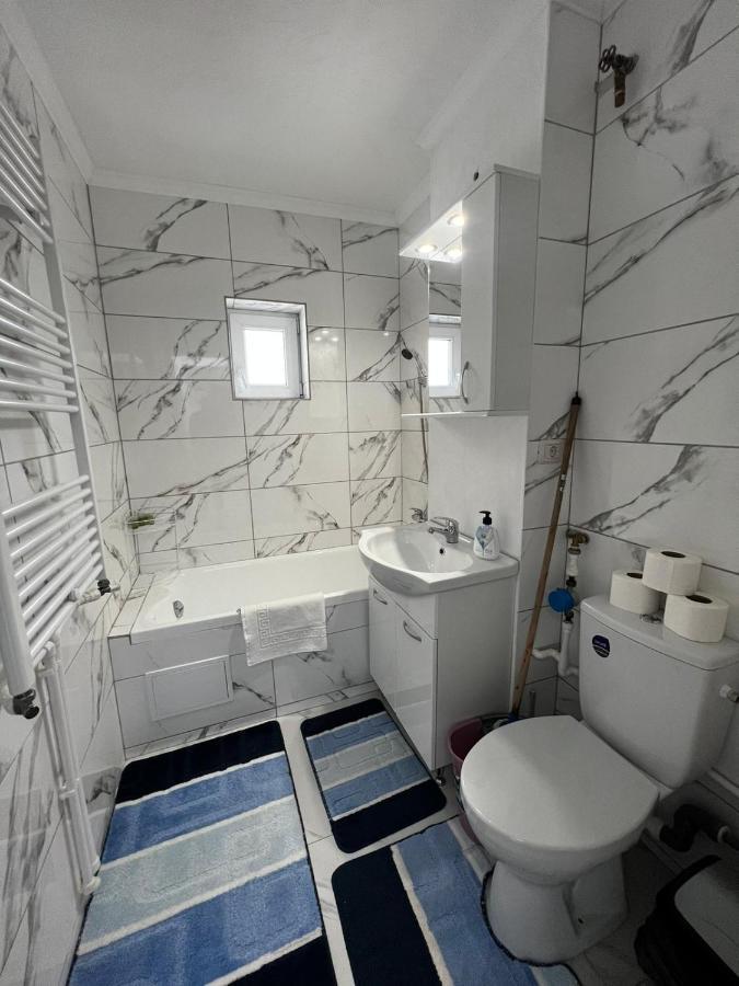 Cozy Urban Accommodation In Beautiful Suceava Esterno foto