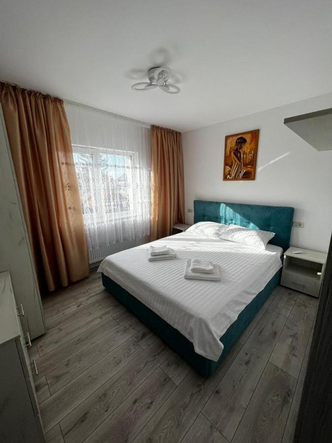 Cozy Urban Accommodation In Beautiful Suceava Esterno foto