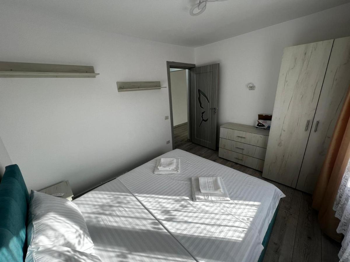 Cozy Urban Accommodation In Beautiful Suceava Esterno foto