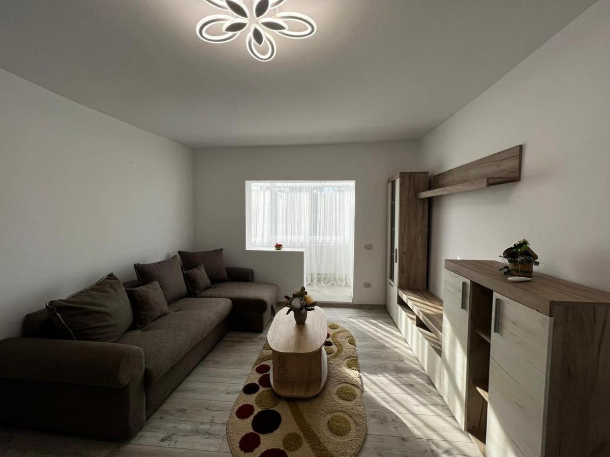 Cozy Urban Accommodation In Beautiful Suceava Esterno foto