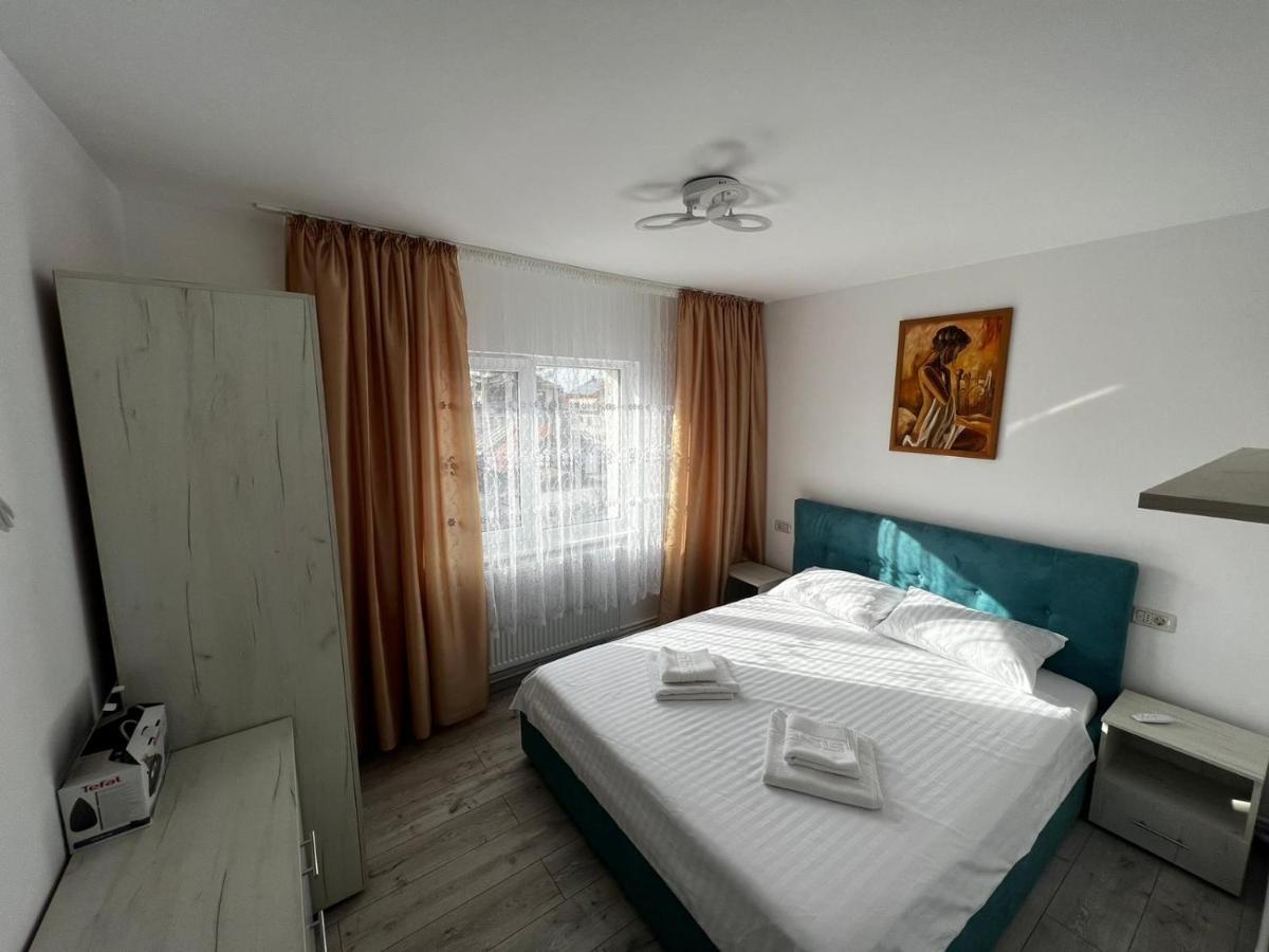 Cozy Urban Accommodation In Beautiful Suceava Esterno foto