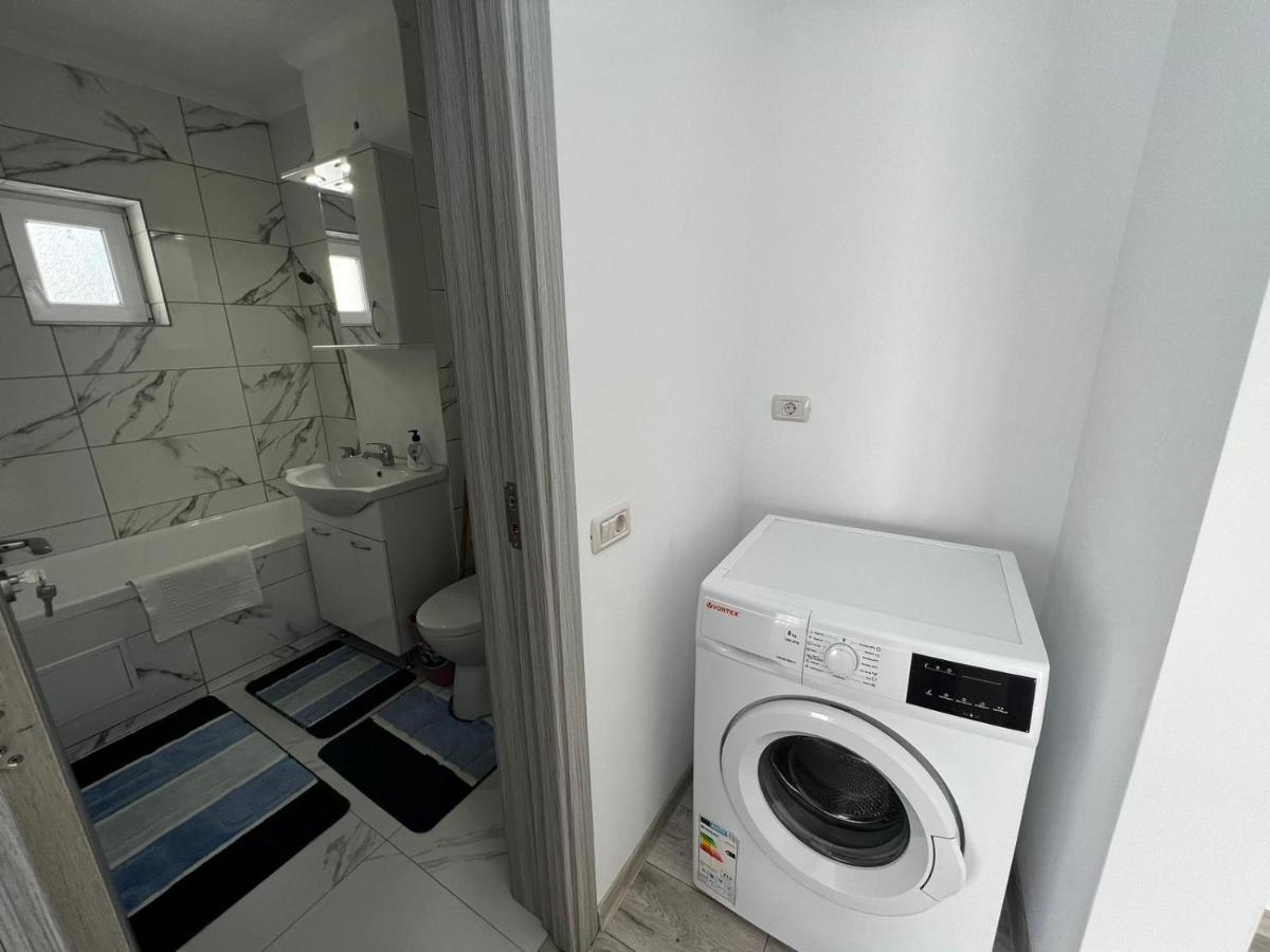 Cozy Urban Accommodation In Beautiful Suceava Esterno foto